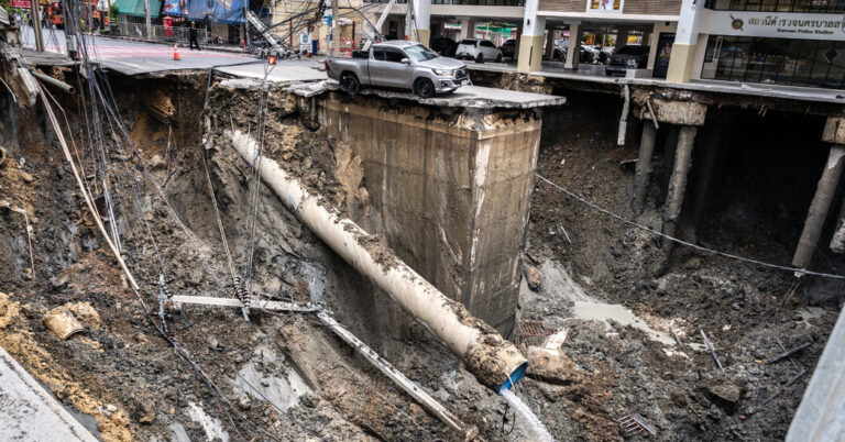 bangkok-sinkhole-20.jpeg
