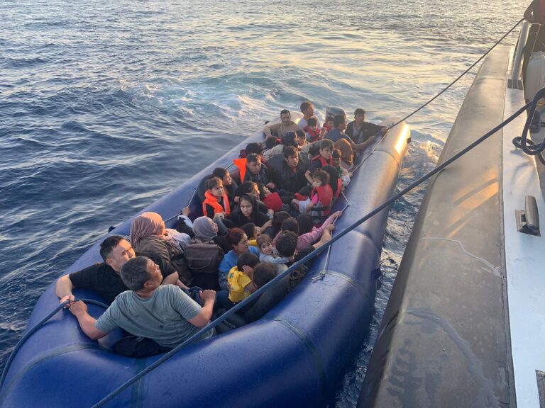 greece-migrant-boats-19.jpeg