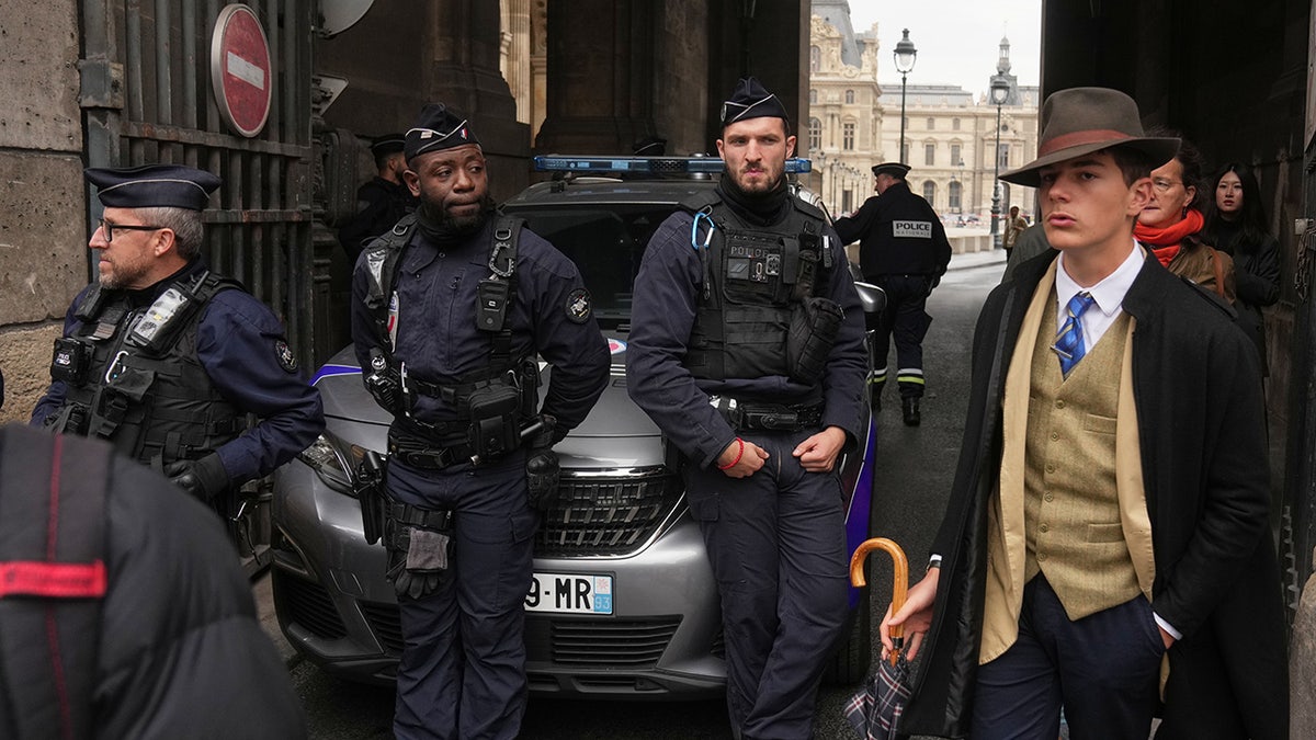louvre-detective-241.jpeg