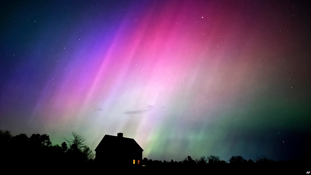 solar-storms-aurora-borealis-128.jpeg