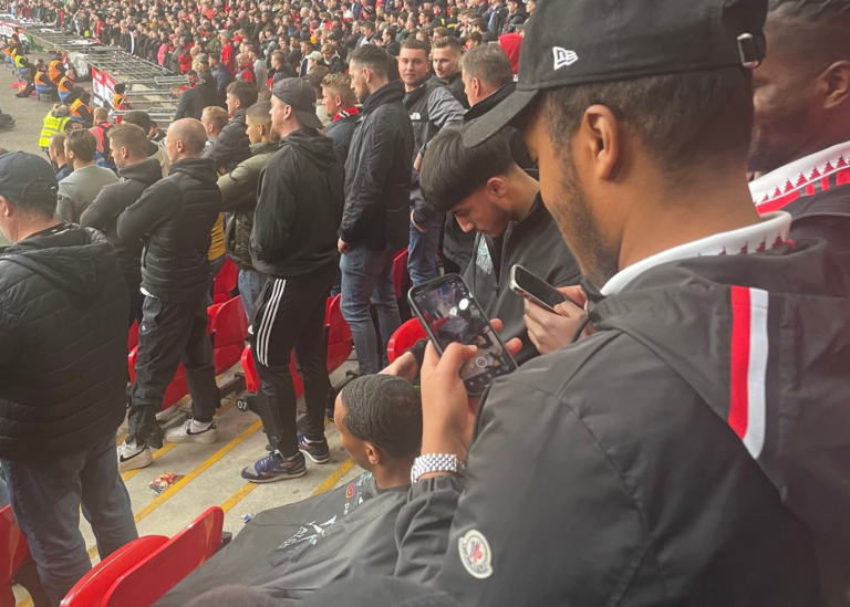 man-utd-fan-haircut-155.webp