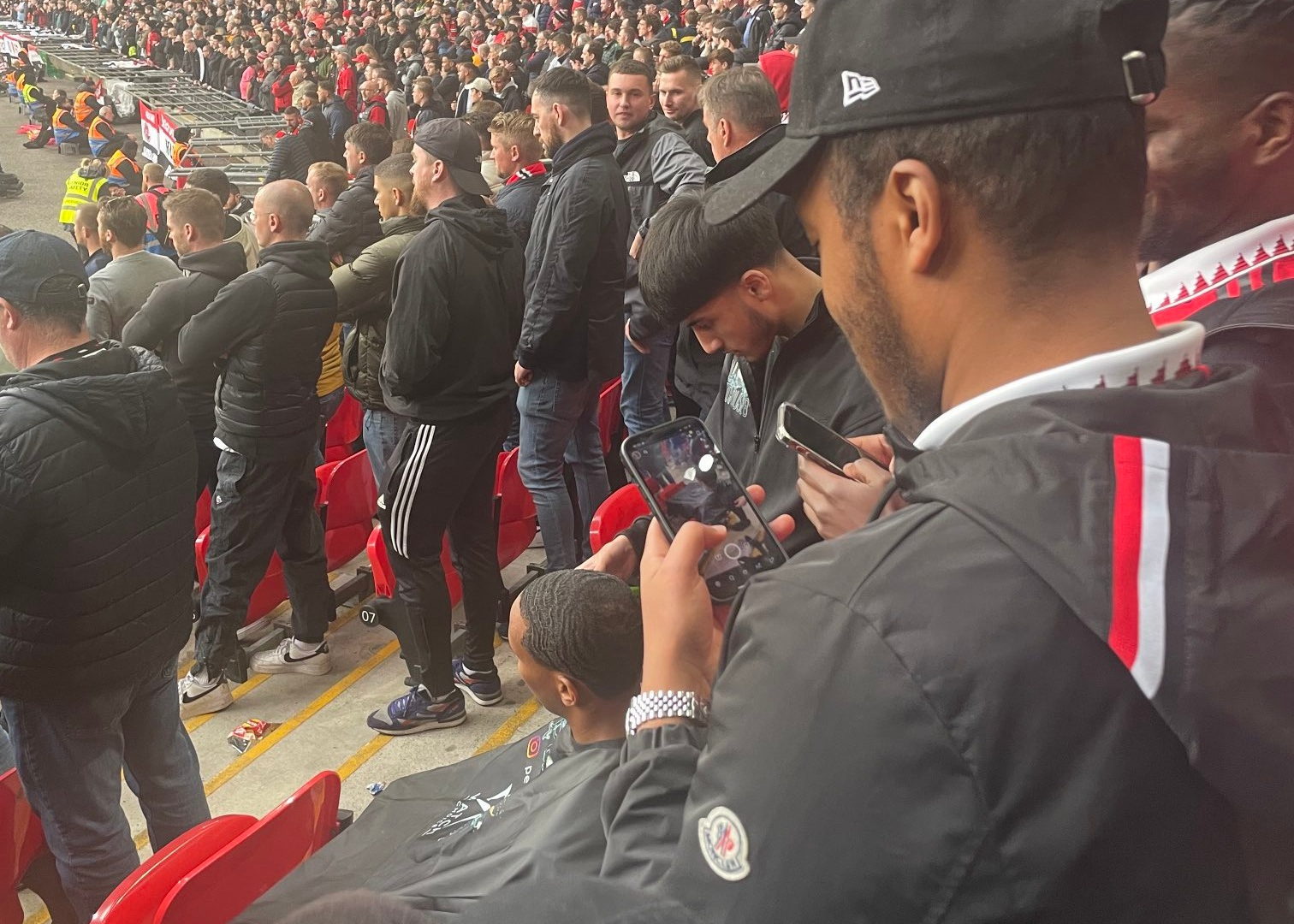 man-utd-fan-haircut-155.webp