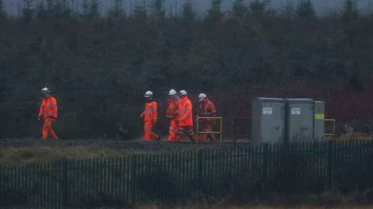 train-derailment-london-3.jpg
